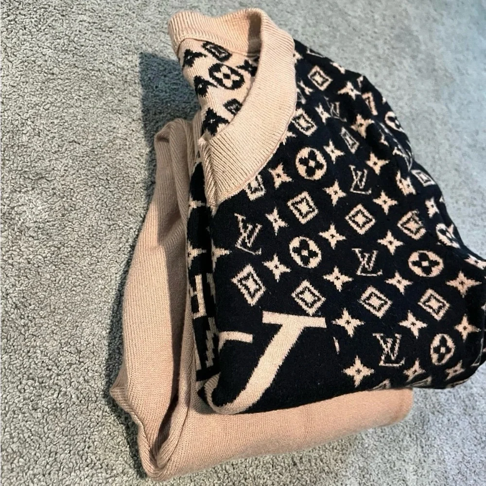 LV Sweatshirt with Pants Set Size Small-Medium - Picture 4 of 4